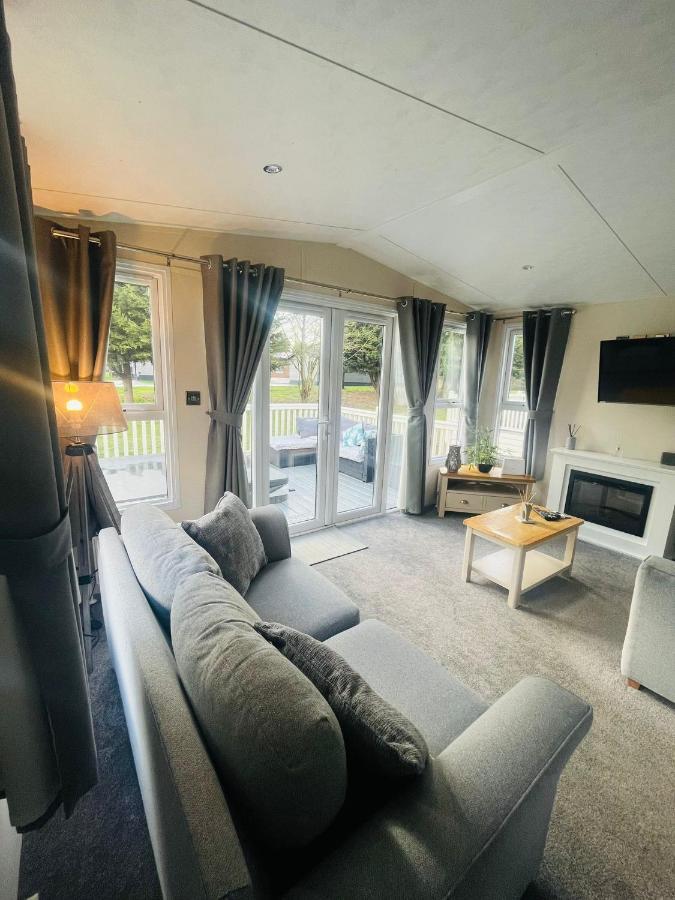 Buttermere Lodge With Hot Tub Barmby on the Moor ภายนอก รูปภาพ