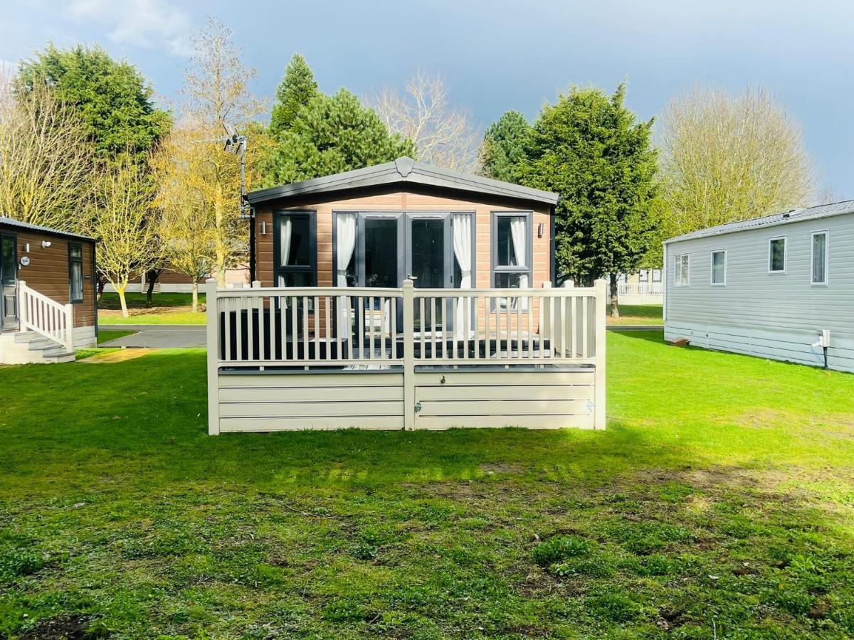 Buttermere Lodge With Hot Tub Barmby on the Moor ภายนอก รูปภาพ